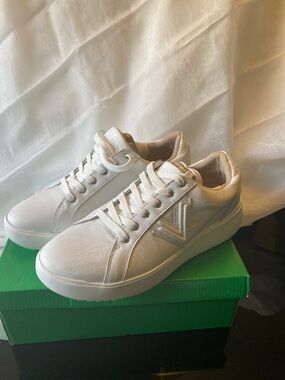 Vionic Cream Leather Low-Top Lace-Up Sneakers